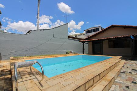 Casa à venda com 360m², 2 quartos e 3 vagas Casa à venda com 360m², 2 quartos e 3 vagasPiscina