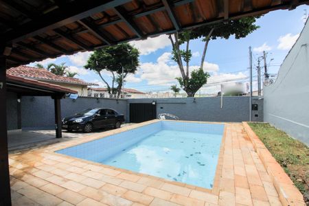 Casa à venda com 360m², 2 quartos e 3 vagas Casa à venda com 360m², 2 quartos e 3 vagasPiscina