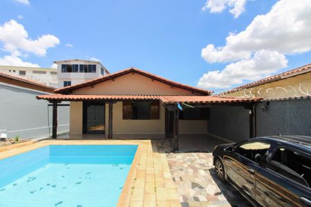 Casa à venda com 360m², 2 quartos e 3 vagas Casa à venda com 360m², 2 quartos e 3 vagasFachada