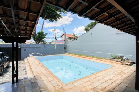 Casa à venda com 360m², 2 quartos e 3 vagas Casa à venda com 360m², 2 quartos e 3 vagasPiscina