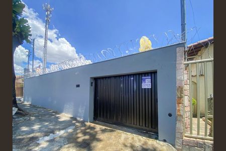 Casa à venda com 360m², 2 quartos e 3 vagas Casa à venda com 360m², 2 quartos e 3 vagasFachada