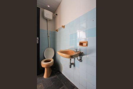 Casa à venda com 360m², 2 quartos e 3 vagas Casa à venda com 360m², 2 quartos e 3 vagasEdícula - Banheiro