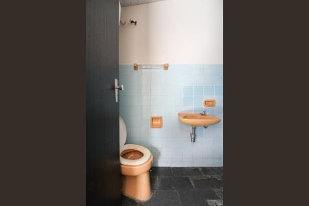 Casa à venda com 360m², 2 quartos e 3 vagas Casa à venda com 360m², 2 quartos e 3 vagasEdícula - Banheiro