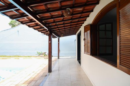 Casa à venda com 360m², 2 quartos e 3 vagas Casa à venda com 360m², 2 quartos e 3 vagasVaranda