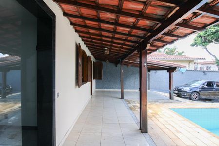 Casa à venda com 360m², 2 quartos e 3 vagas Casa à venda com 360m², 2 quartos e 3 vagasVaranda