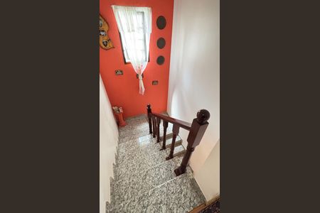 Casa à venda com 128m², 4 quartos e 4 vagas Casa à venda com 128m², 4 quartos e 4 vagasEscada