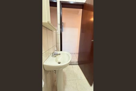 Casa à venda com 128m², 4 quartos e 4 vagas Casa à venda com 128m², 4 quartos e 4 vagasBanheiro