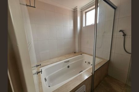 Casa à venda com 450m², 4 quartos e 5 vagasBanheiro da Suíte 2