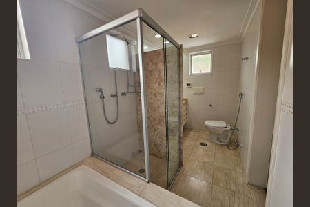 Casa à venda com 450m², 4 quartos e 5 vagasBanheiro da Suíte 2