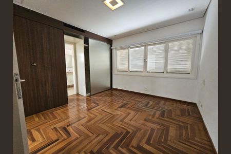 Casa à venda com 450m², 4 quartos e 5 vagasSuíte 2