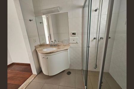 Casa à venda com 450m², 4 quartos e 5 vagasBanheiro da Suíte 1