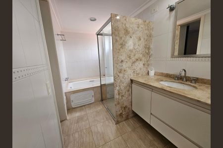 Casa à venda com 450m², 4 quartos e 5 vagasBanheiro da Suíte 2