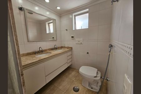 Casa à venda com 450m², 4 quartos e 5 vagasBanheiro da Suíte 2