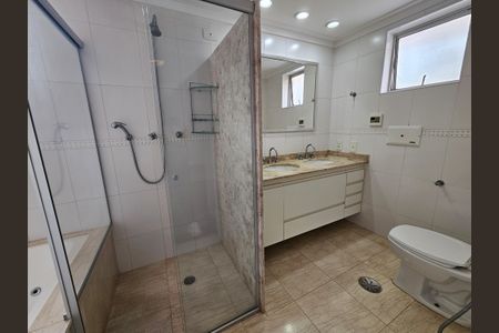 Casa à venda com 450m², 4 quartos e 5 vagasBanheiro da Suíte 2