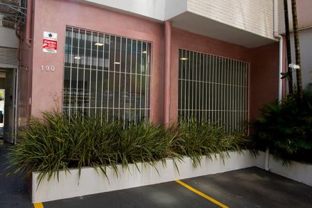 Casa à venda com 450m², 6 quartos e 4 vagas Casa à venda com 450m², 6 quartos e 4 vagasFachada