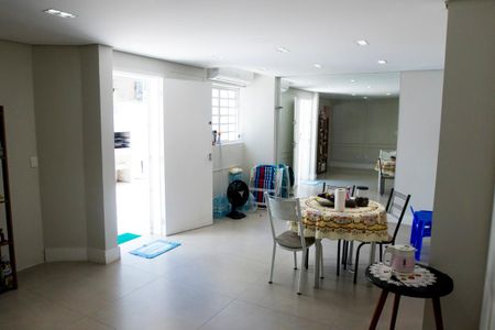 Casa à venda com 450m², 6 quartos e 4 vagas Casa à venda com 450m², 6 quartos e 4 vagasSala