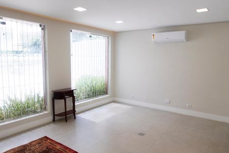 Casa à venda com 450m², 6 quartos e 4 vagas Casa à venda com 450m², 6 quartos e 4 vagasSala