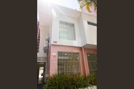 Casa à venda com 450m², 6 quartos e 4 vagas Casa à venda com 450m², 6 quartos e 4 vagasFachada