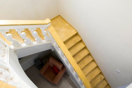 Casa à venda com 450m², 6 quartos e 4 vagas Casa à venda com 450m², 6 quartos e 4 vagasEscada