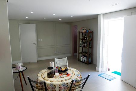 Casa à venda com 450m², 6 quartos e 4 vagas Casa à venda com 450m², 6 quartos e 4 vagasSala