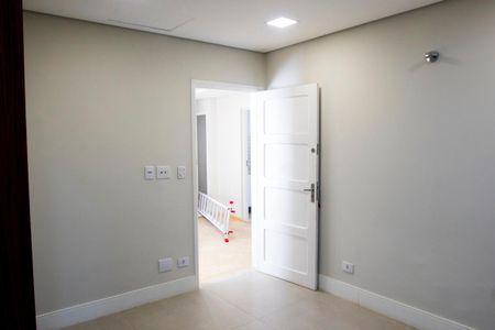 Casa à venda com 450m², 6 quartos e 4 vagas Casa à venda com 450m², 6 quartos e 4 vagasQuarto 5