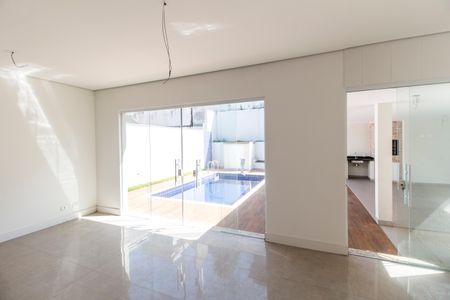 Casa de condomínio à venda com 220m², 3 quartos e 4 vagasSala de TV