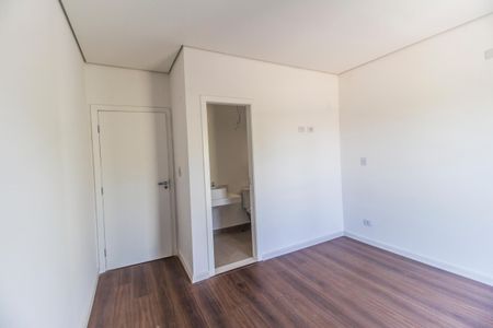 Casa de condomínio à venda com 220m², 3 quartos e 4 vagasSuíte 2