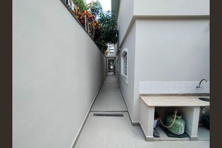 Casa à venda com 169m², 3 quartos e 2 vagas Casa à venda com 169m², 3 quartos e 2 vagasCorredor externo