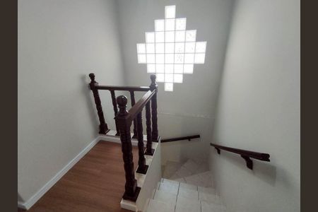 Casa à venda com 169m², 3 quartos e 2 vagas Casa à venda com 169m², 3 quartos e 2 vagasCorredor / Escada