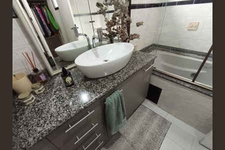 Apartamento à venda com 134m², 4 quartos e 2 vagasBanheiro- Suite