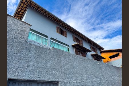 Casa para alugar com 123m², 2 quartos e 2 vagasFachada