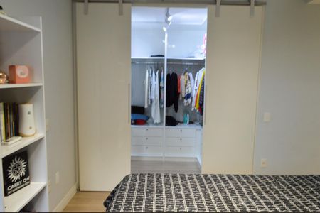 Apartamento à venda com 160m², 4 quartos e 3 vagas Apartamento à venda com 160m², 4 quartos e 3 vagasCloset da Suíte 2