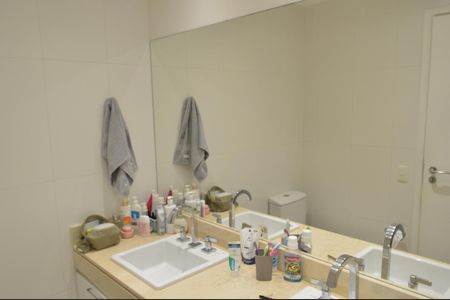 Apartamento à venda com 160m², 4 quartos e 3 vagas Apartamento à venda com 160m², 4 quartos e 3 vagasBanheiro da Suíte 2