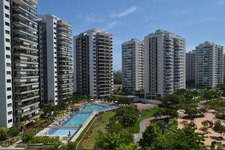 Apartamento à venda com 160m², 4 quartos e 3 vagas Apartamento à venda com 160m², 4 quartos e 3 vagasÁrea comum - Piscina