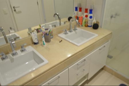 Apartamento à venda com 160m², 4 quartos e 3 vagas Apartamento à venda com 160m², 4 quartos e 3 vagasBanheiro da Suíte 2