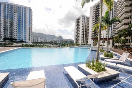 Apartamento à venda com 160m², 4 quartos e 3 vagas Apartamento à venda com 160m², 4 quartos e 3 vagasÁrea comum - Piscina