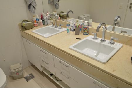 Apartamento à venda com 160m², 4 quartos e 3 vagas Apartamento à venda com 160m², 4 quartos e 3 vagasBanheiro da Suíte 2