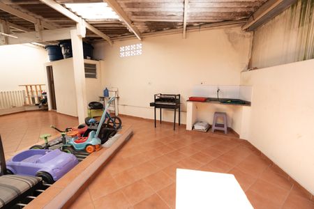 Casa à venda com 280m², 6 quartos e 3 vagas Casa à venda com 280m², 6 quartos e 3 vagasQuintal