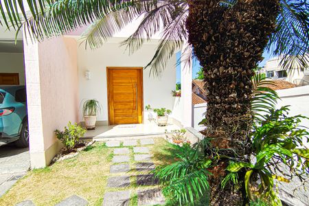 Casa de condomínio à venda com 272m², 5 quartos e 2 vagasfrentre da casa