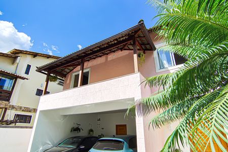 Casa de condomínio à venda com 272m², 5 quartos e 2 vagasfrentre da casa