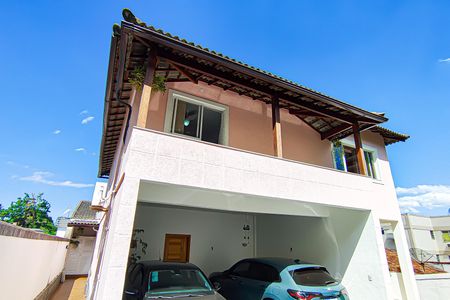 Casa de condomínio à venda com 272m², 5 quartos e 2 vagasfrentre da casa