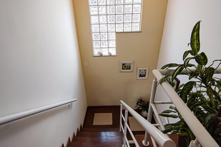 Casa de condomínio à venda com 272m², 5 quartos e 2 vagasescada