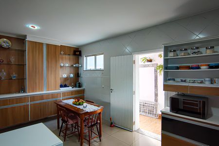 Casa de condomínio à venda com 272m², 5 quartos e 2 vagascozinha