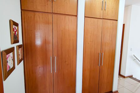 Casa de condomínio à venda com 272m², 5 quartos e 2 vagashall