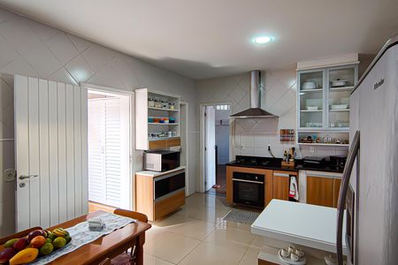 Casa de condomínio à venda com 272m², 5 quartos e 2 vagascozinha