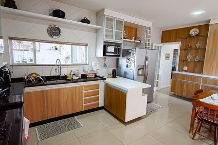 Casa de condomínio à venda com 272m², 5 quartos e 2 vagascozinha