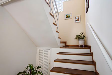 Casa de condomínio à venda com 272m², 5 quartos e 2 vagasescada