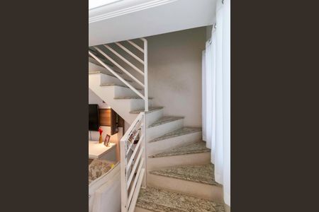 Casa à venda com 125m², 2 quartos e 2 vagasEscada