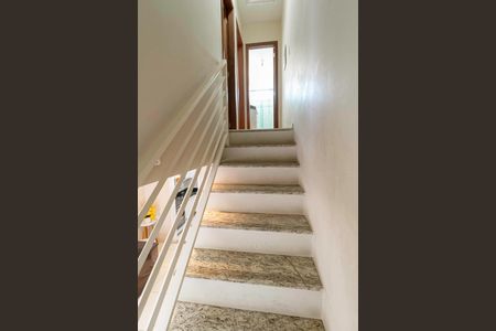 Casa à venda com 125m², 2 quartos e 2 vagasEscada