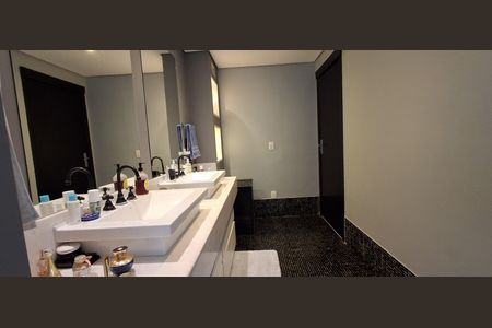 Apartamento para alugar com 262m², 4 quartos e 4 vagas Apartamento para alugar com 262m², 4 quartos e 4 vagasBanheiro Suíte Master